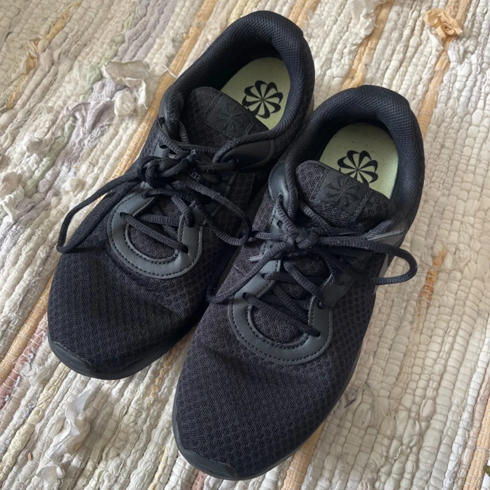 EUC Men’s Nike Tanjun Shoe / Sneakers Black Barely Bolt Size 9 - Picture 3 of 8
